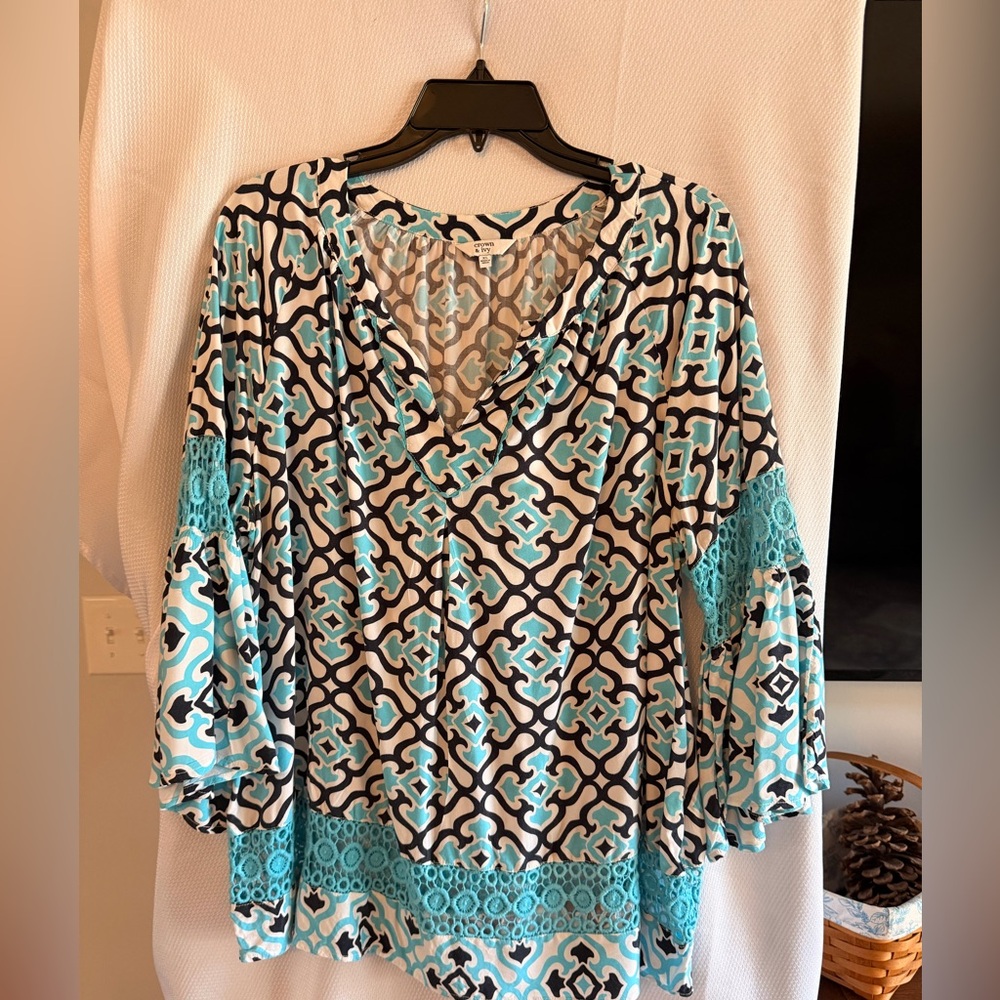 crown & ivy Turquoise Black and White Geometric V-Neck Tunic